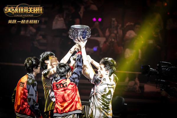 电竞比分网：英雄联盟S10 8强赛，TES创历史3：2翻盘FNC晋级