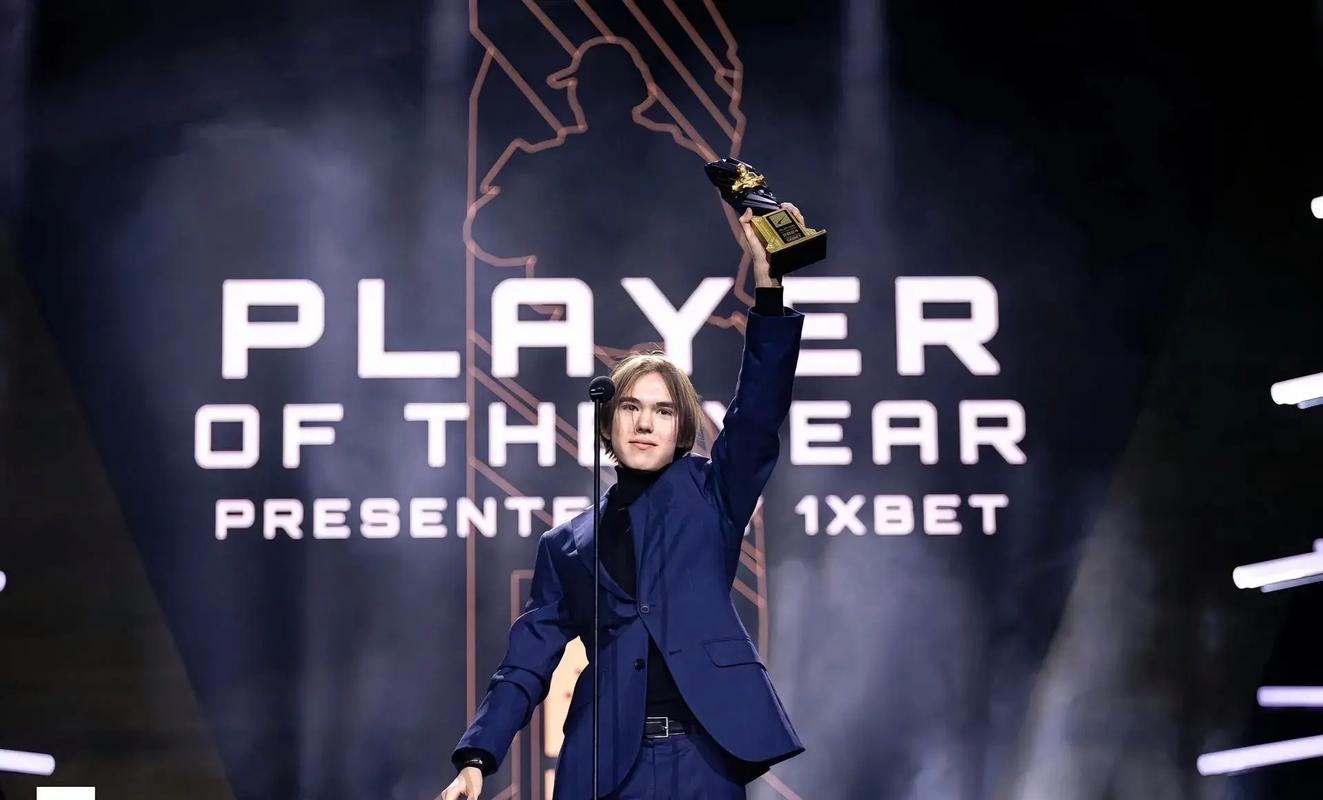 2024 LPL 青年年度教练： FunPlus Phoenix YONDAIME 罗鹏