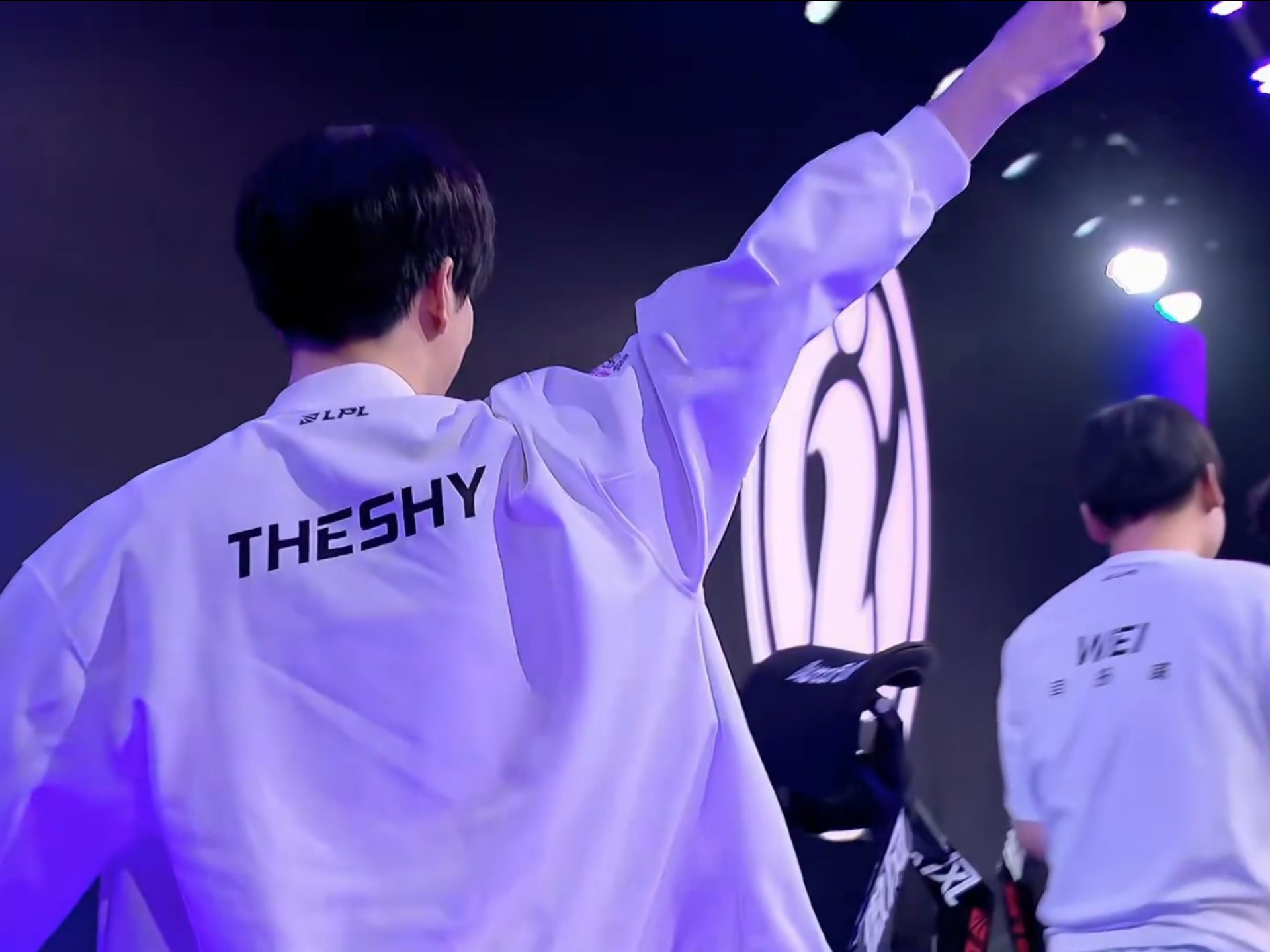 Beluga的Gnar擅长持续输出，而 Stay 的Jhin在整个过程中被无限狙击。 Team WE 在没有流血的情况下赢得了第一局。